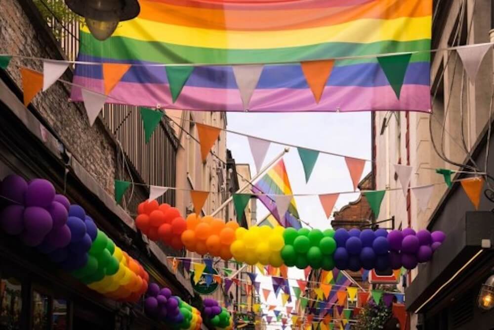 Algeria: agghiacciante campagna anti-arcobaleno per vietare le bandiere del Pride