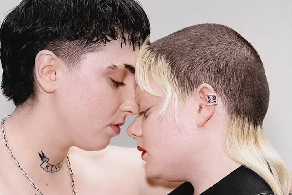 Così un modello trans con cicatrici da mastectomia genera reazioni transfobiche