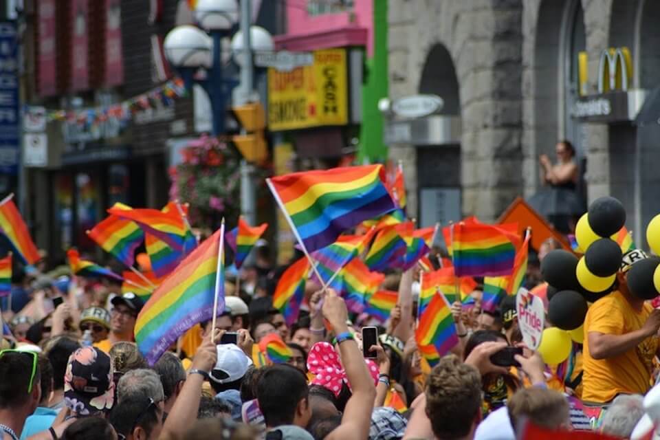 Perché i genitori LGBTQ+ stanno scappando dalla Florida governata dalla destra di De Santis