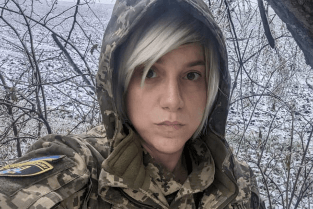 Ucraina: la prima giornalista di guerra transgender si arruola nell'esercito dei foreign fighters - giornalista di guerra transgender ucraina 2 - Gay.it