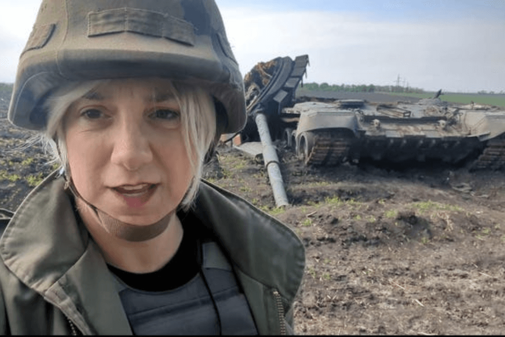Ucraina: la prima giornalista di guerra transgender si arruola nell’esercito dei foreign fighters