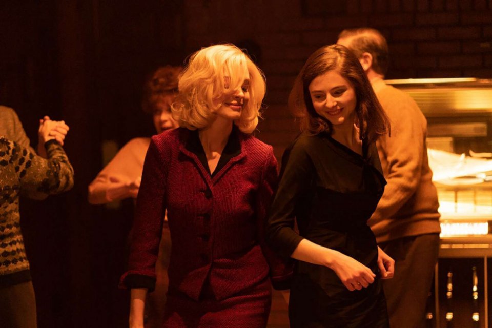Anne Hathaway da brividi nel thriller saffico Eileen
