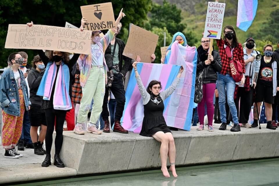Scozia, donna trans accusata di stupro e rinchiusa in un carcere femminile: si riapre il dibattito sull’autodeterminazione
