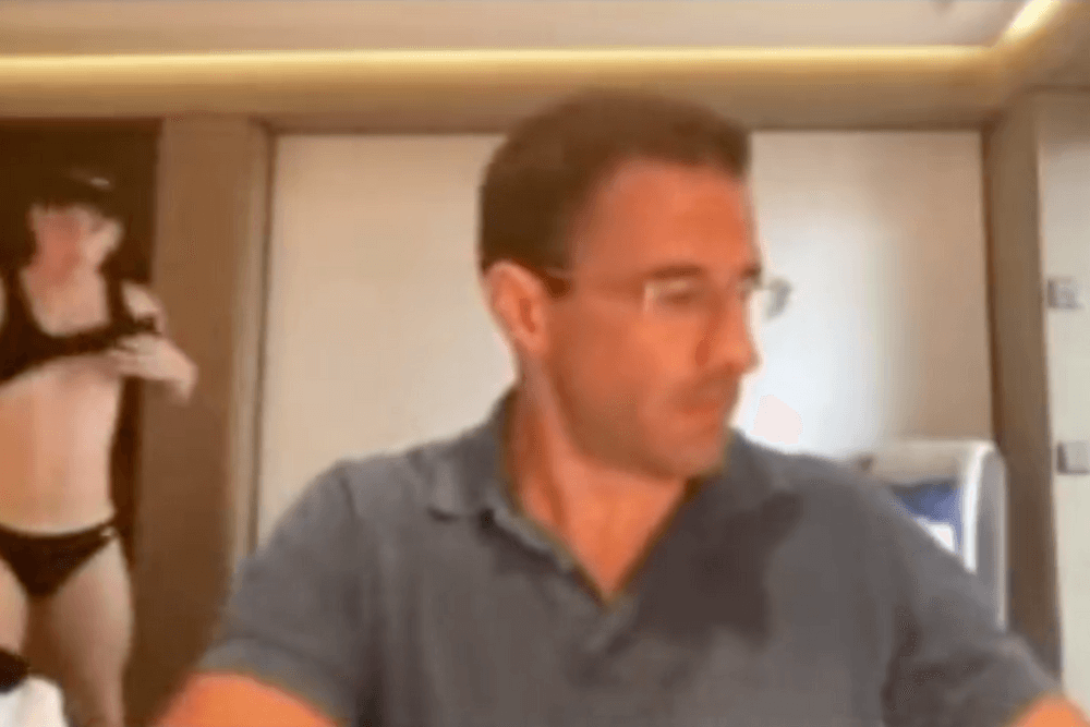 Ragazzo in mutande spunta nella videoconferenza del democratico Matt Heinz: destra di Trump all’attacco