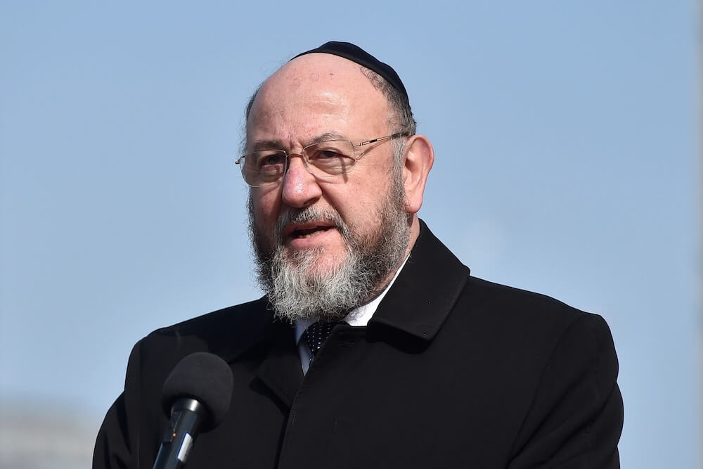 Il Capo Rabbino inglese difende l’elezione di Amir Ohana alla Knesset: « Ama il tuo prossimo come te stesso»