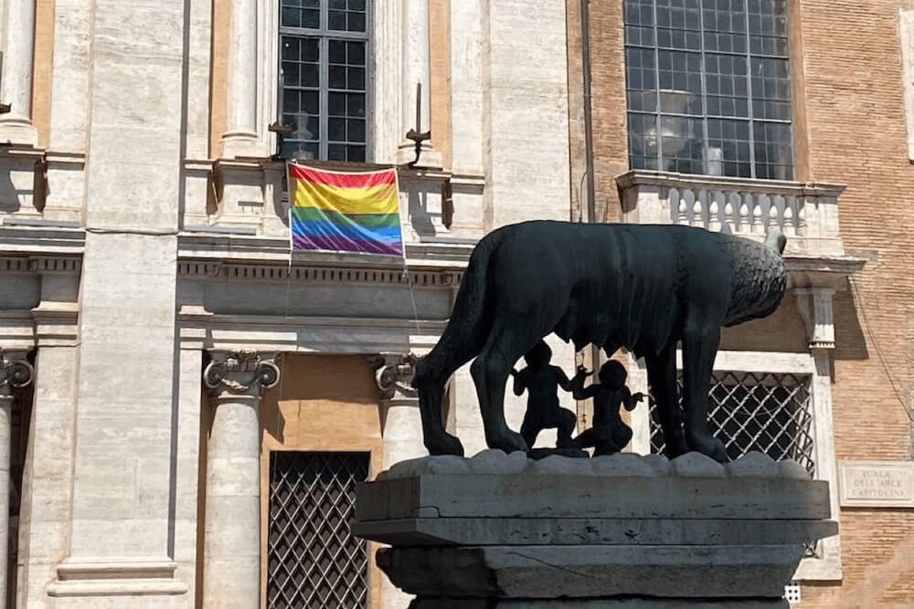 Case di accoglienza per rifugiati LGBTQIA+: Lega e Fdi attaccano il Campidoglio per il bando di gara