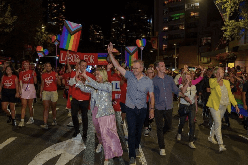 Anthony Albanese primo premier d’Australia a sfilare al Mardi Gras di Sydney