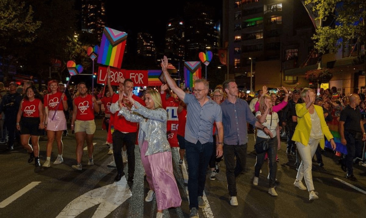 Anthony Albanese primo premier d’Australia a sfilare al Mardi Gras di Sydney