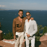 Colton Underwood sorridente insieme all'amato Jordan C. Brown - Thumbnail