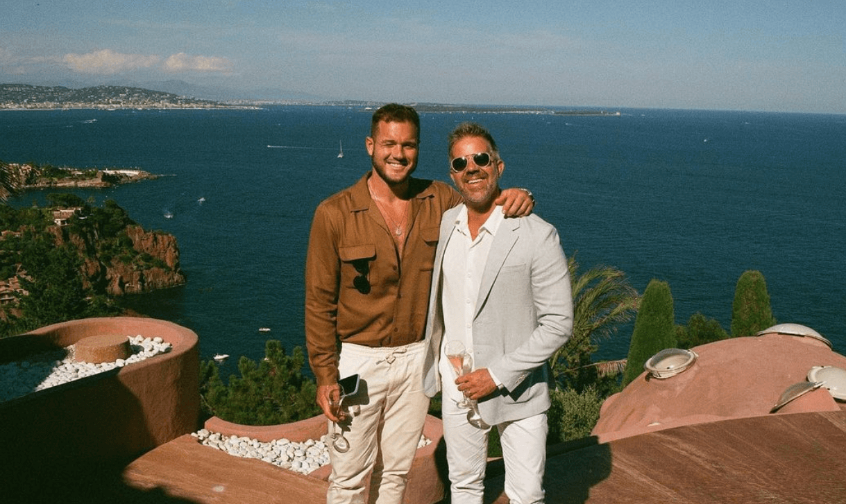 Colton Underwood sorridente insieme all'amato Jordan C. Brown