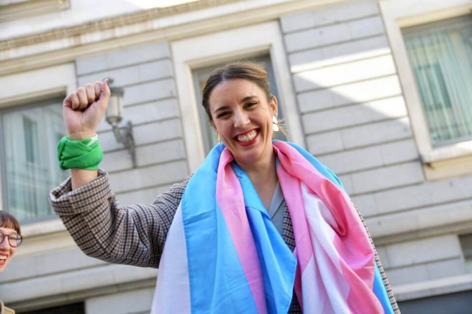 Spagna, approvata ufficialmente la legge sull'autodeterminazione di genere e il divieto alle teorie riparative - Irene Montero - Gay.it