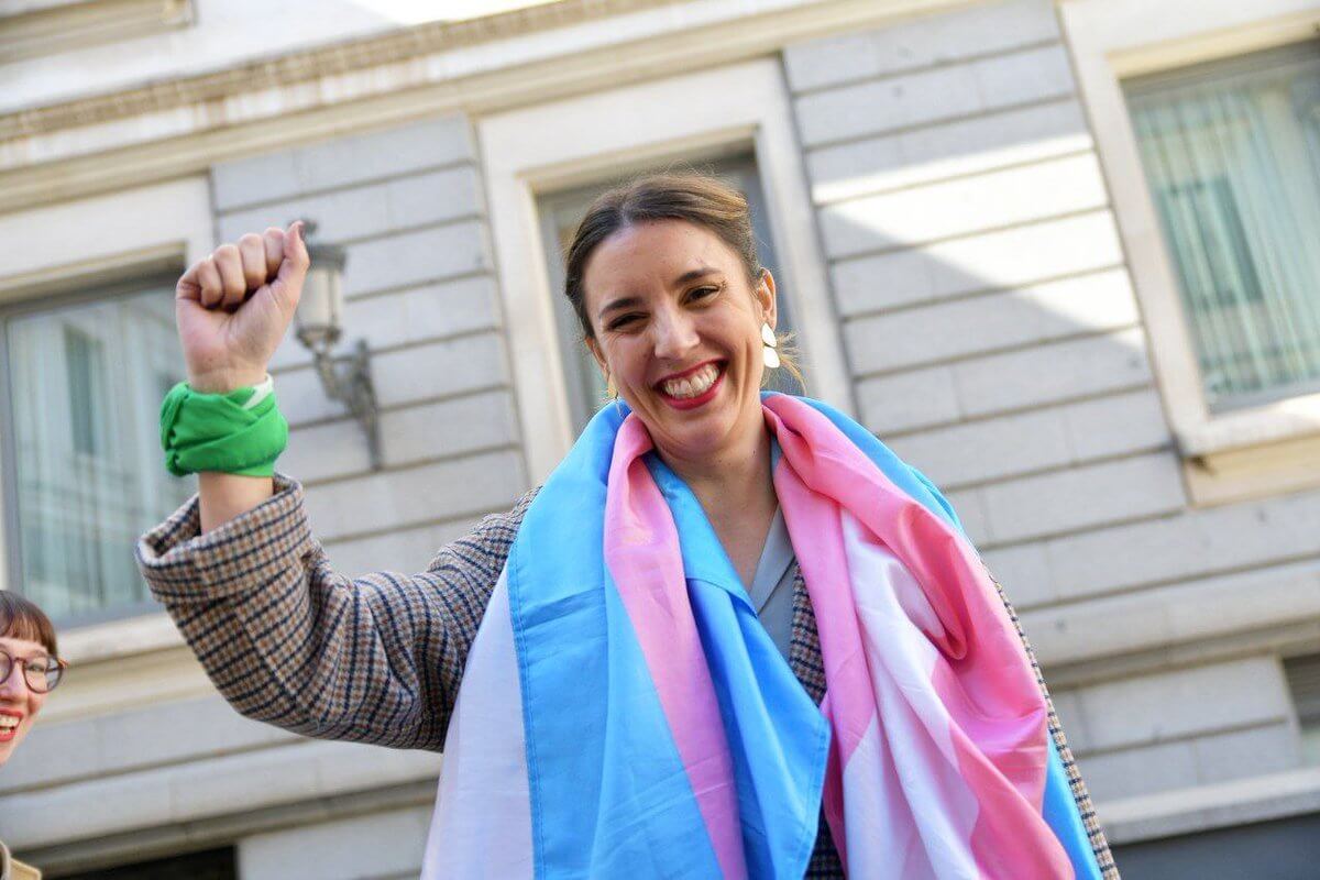 Spagna, approvata ufficialmente la legge sull’autodeterminazione di genere e il divieto alle teorie riparative