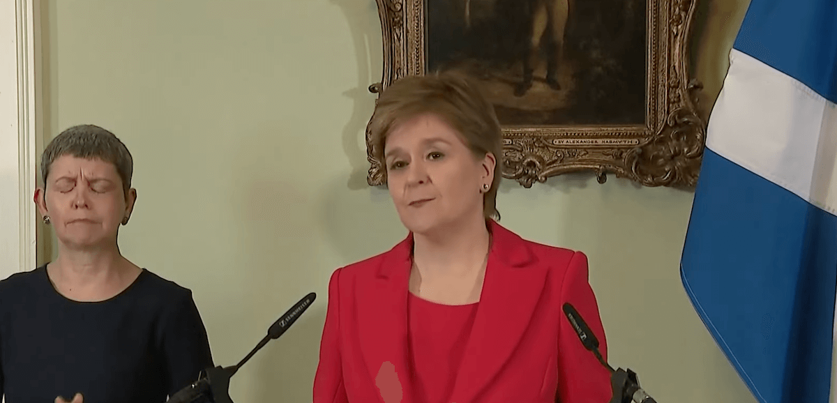 Nicola Sturgeon si dimette da premier di Scozia dopo 8 anni di sostegno ai diritti LGBTQI+