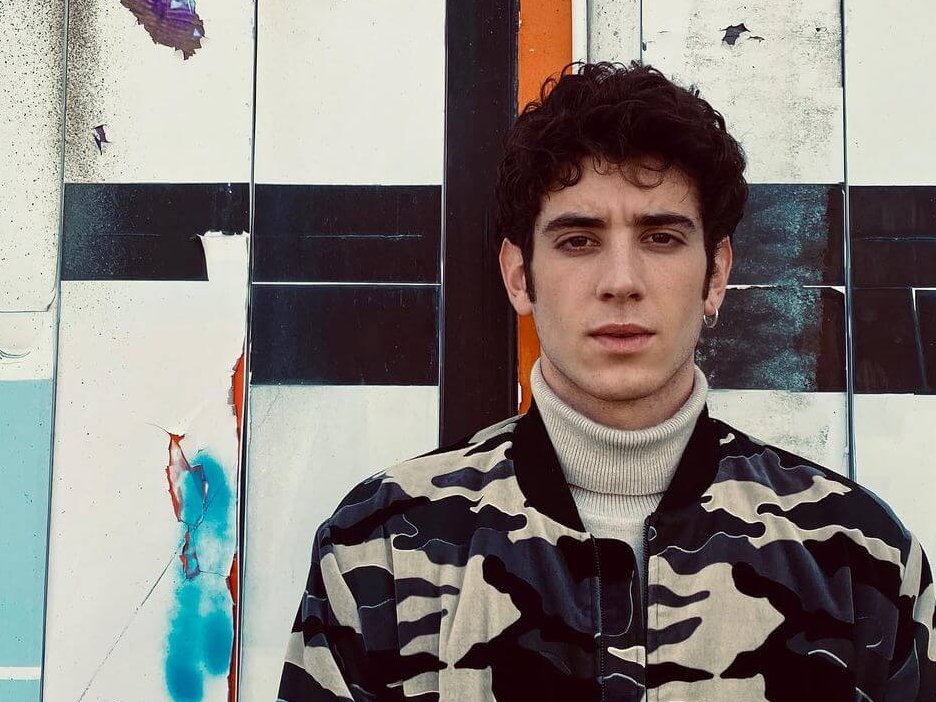 Nicolas Maupas, chi è il protagonista gay nella serie Rai “Un professore”?