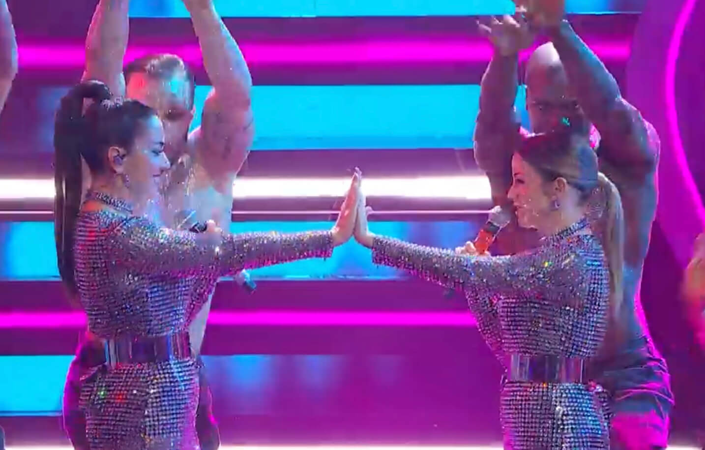 Sanremo 2023, Paola & Chiara scatenate con “Furore” tra muscoli, disco ball e glitter