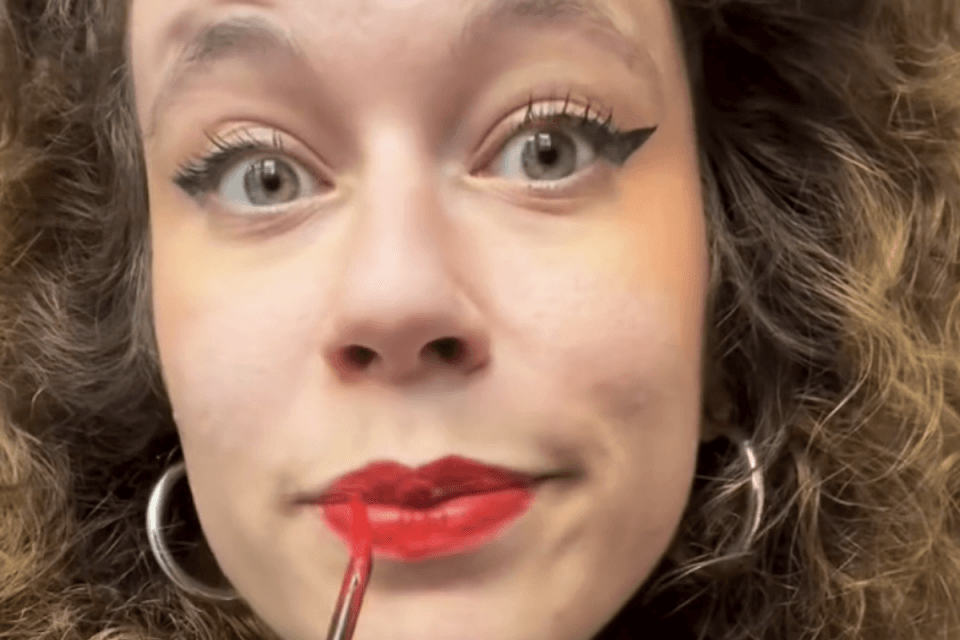 Rachele Scarpa tra rossetti e Sanremo gender replica alla destra: "Non siamo la vostra arma di distrazione di massa" - VIDEO - Rachele Scarpa - Gay.it