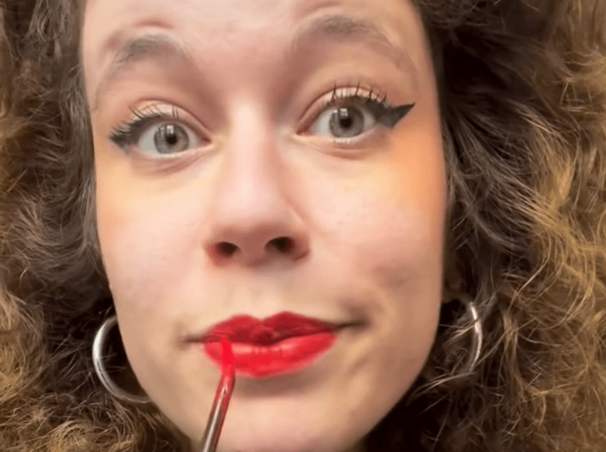 Rachele Scarpa tra rossetti e Sanremo gender replica alla destra: “Non siamo la vostra arma di distrazione di massa” – VIDEO