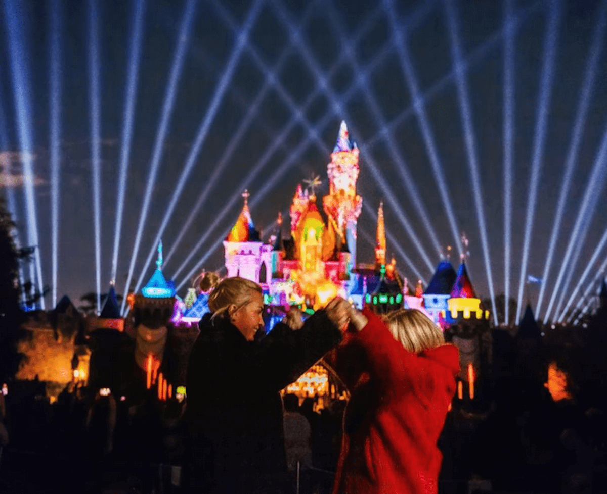 Rebel Wilson e Ramona Agruma si sposano, la proposta di nozze a Disneyland – FOTO - Rebel Wilson e Ramona Agruma 3 - Gay.it