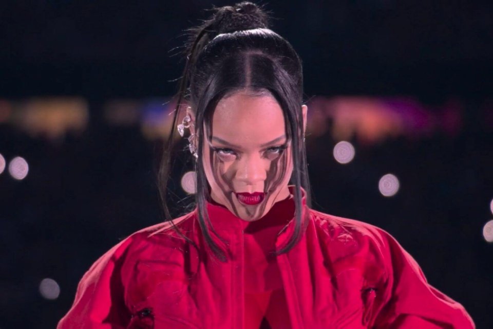 Superbowl 2023: Rihanna canta i suoi successi (ed è incinta) – VIDEO