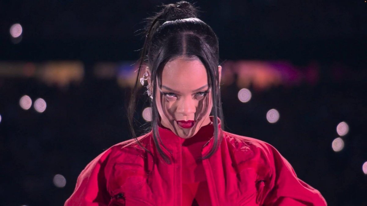 Superbowl 2023: Rihanna canta i suoi successi (ed è incinta) – VIDEO