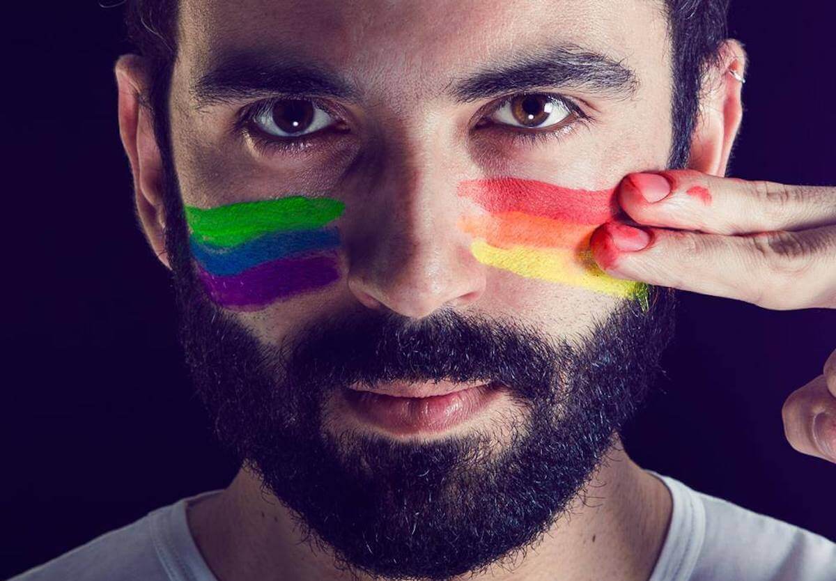 Sanremo 2023: Chi è Bruno Corazza, il corista nonché attivista LGBT che ha fatto da interprete ai Black Eyed Peas