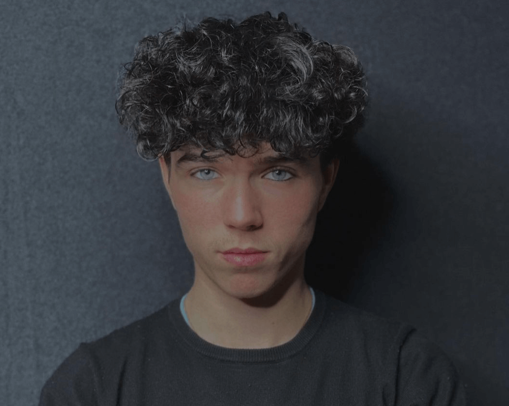 Genitori, figli, e identità di genere in teatro: intervista a Bryan Ceotto