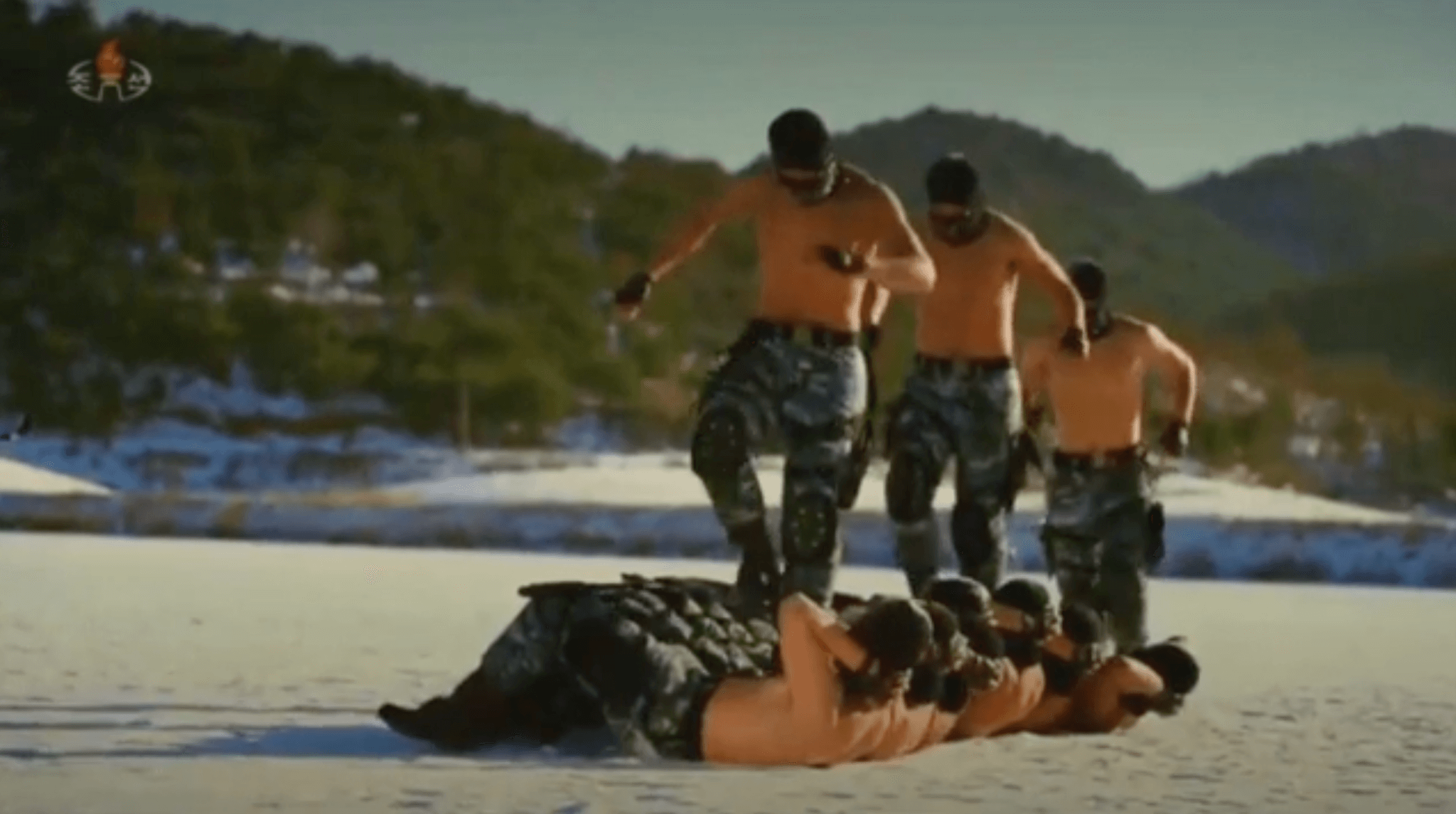 Corea del Nord, un soft porno gay meglio di OnlyFans e una canzone dei Queen nella propaganda di Kim Jong-un - VIDEO