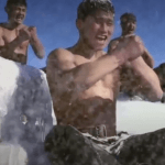 Corea del Nord, un soft porno gay meglio di OnlyFans e una canzone dei Queen nella propaganda di Kim Jong-un - VIDEO - Thumbnail