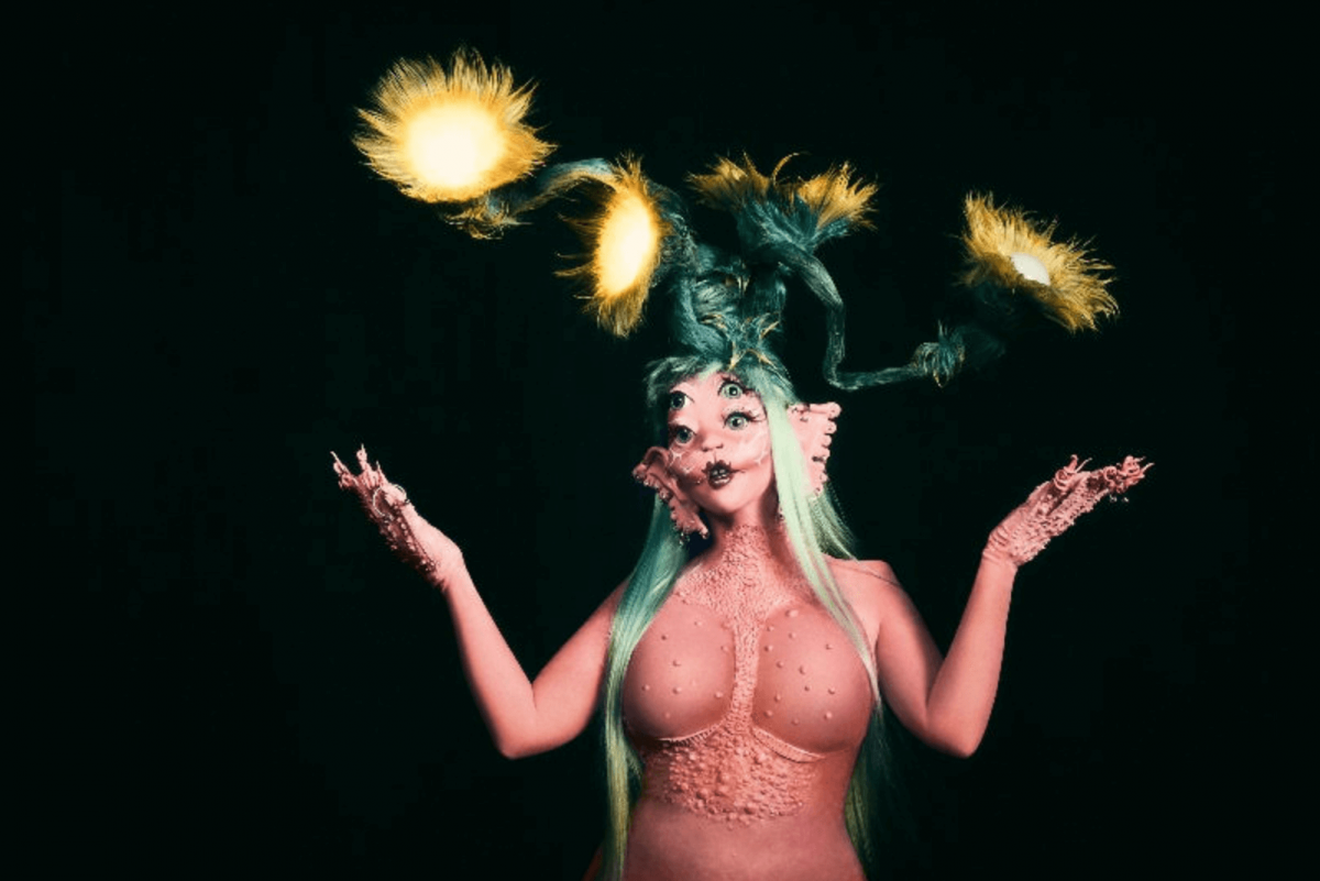 Il ritorno di Melanie Martinez: da tumblr girl all’universo alieno