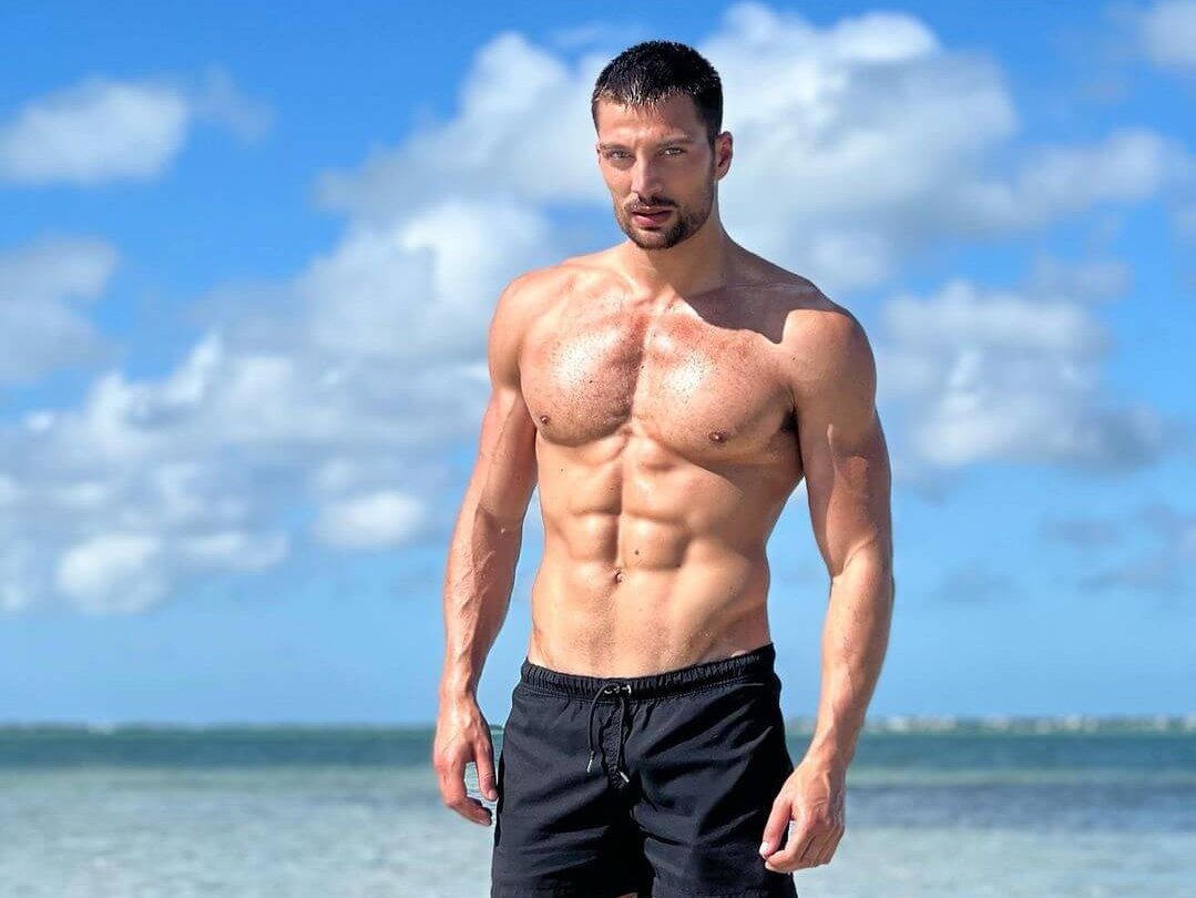 Simone Susinna, chi è l’attore e modello italiano che sta conquistando il mondo? Età, carriera e foto