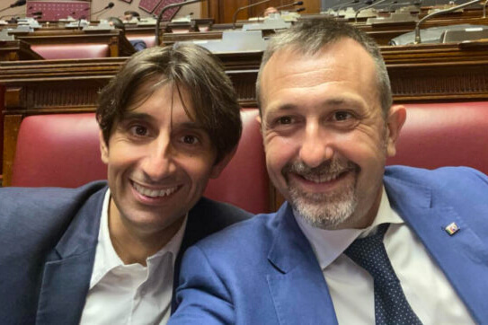 La convivenza di Donzelli e Delmastro dà fiato alla solita omofobia italiana