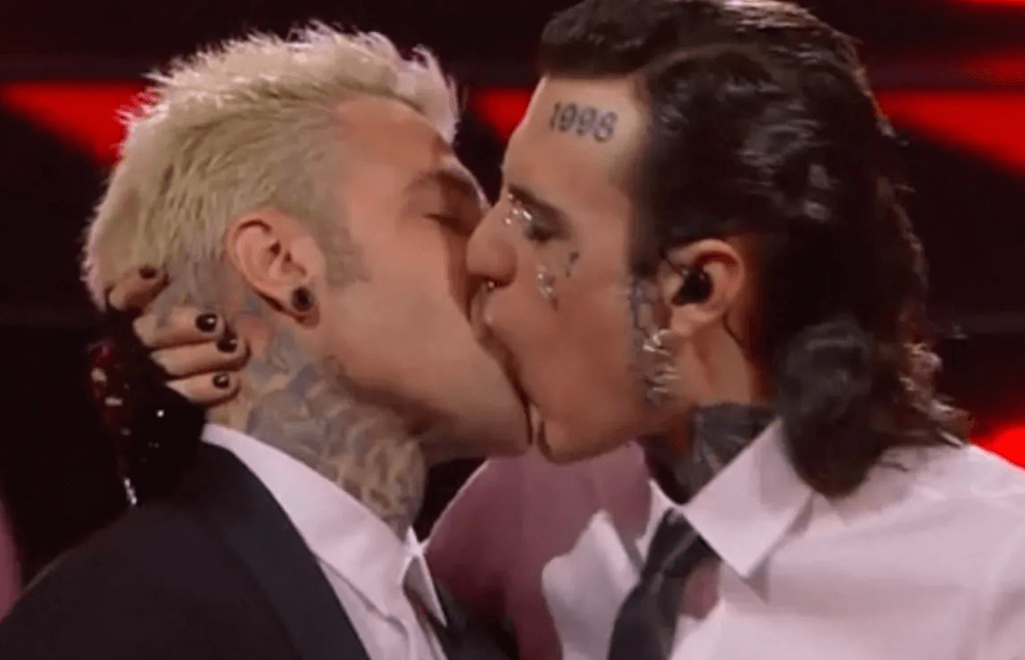 Il bacio tra Fedez e Rosa Chemical non è un atto osceno, la procura chiede l’archiviazione