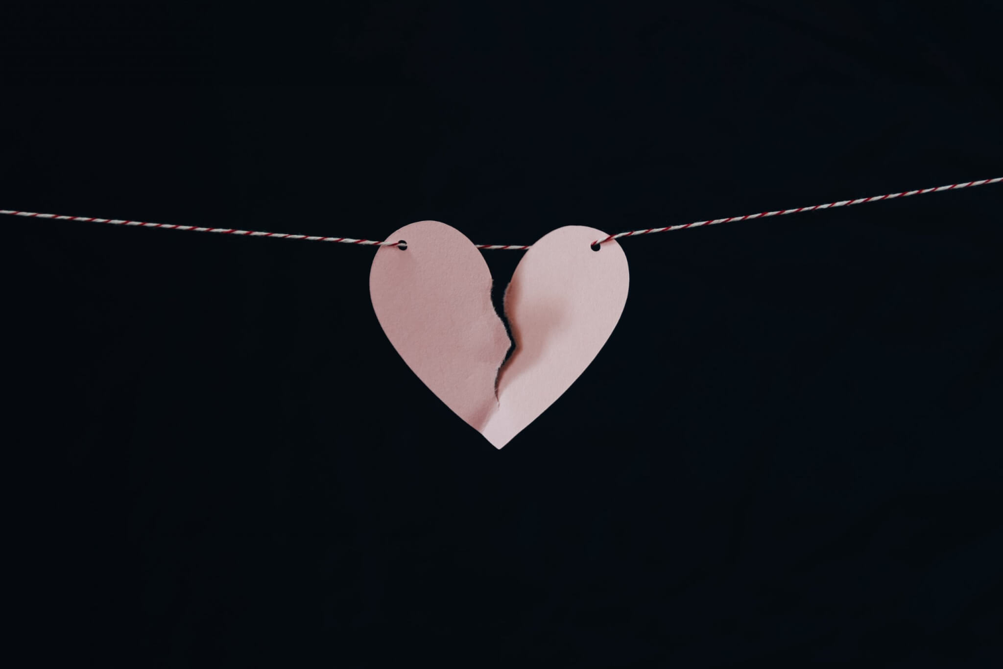 Il poliamore è una moda - kelly sikkema E8H76nY1v6Q unsplash 1 scaled - Gay.it