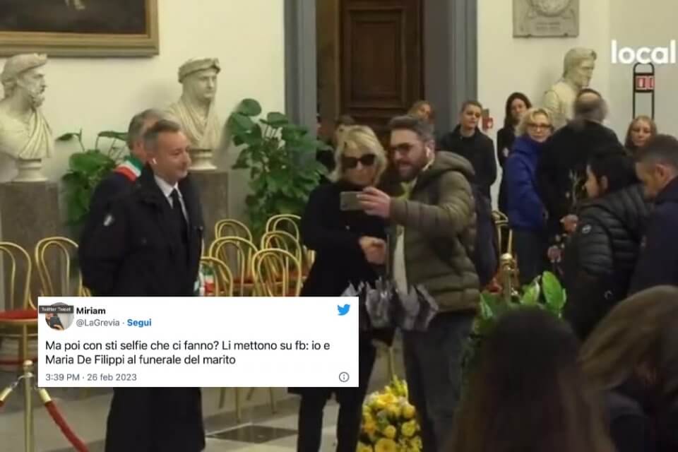 Le reazioni social al selfie chiesto a Maria De Filippi alla camera ardente di Maurizio Costanzo