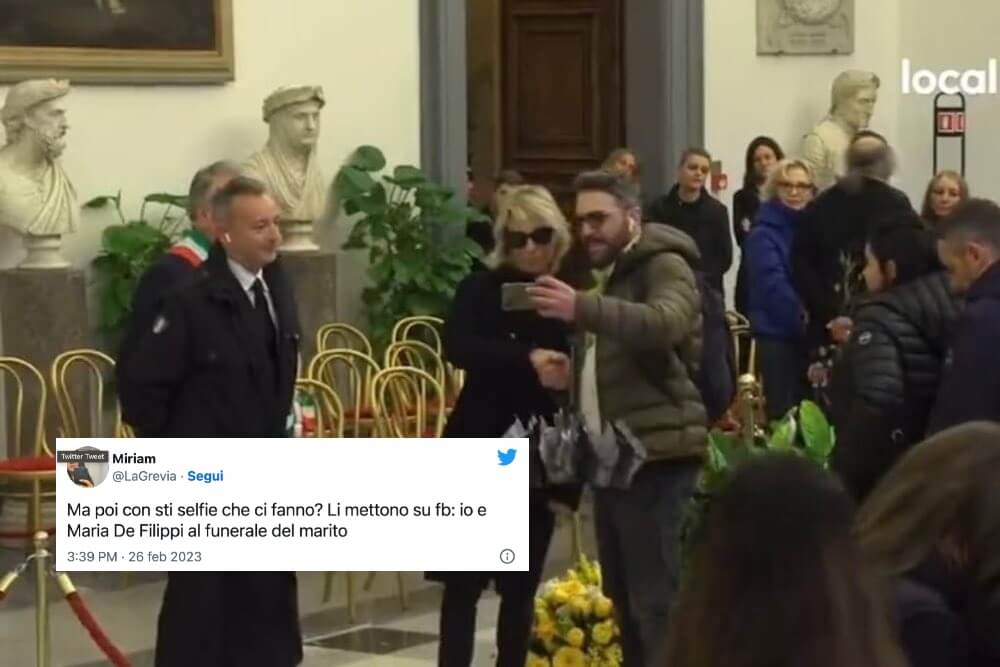 Le reazioni social al selfie chiesto a Maria De Filippi alla camera ardente di Maurizio Costanzo
