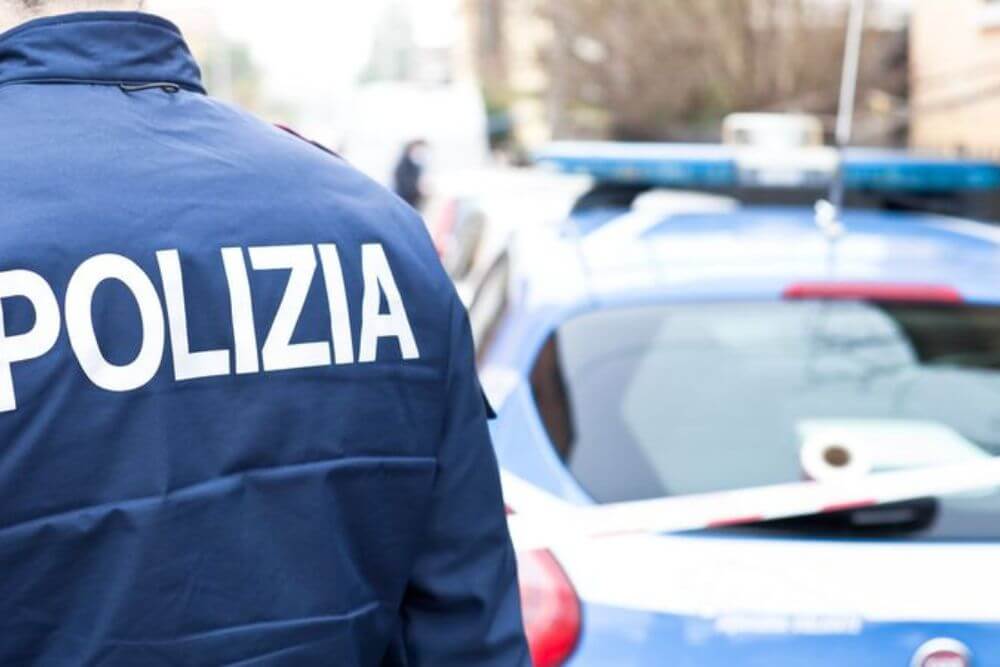 Poliziotto licenziato perchè si “vestiva da donna”, dopo 18 anni avrà gli stipendi arretrati