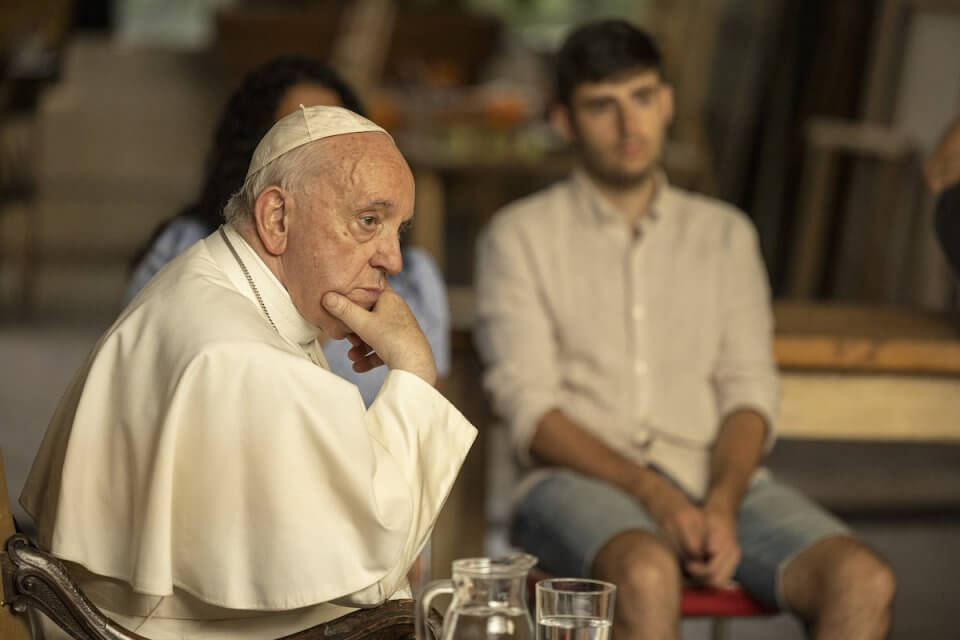 Faccia a Faccia con Papa Francesco, arriva lo speciale Disney+ in cui il Pontefice parla anche di diritti LGBT+ – il trailer