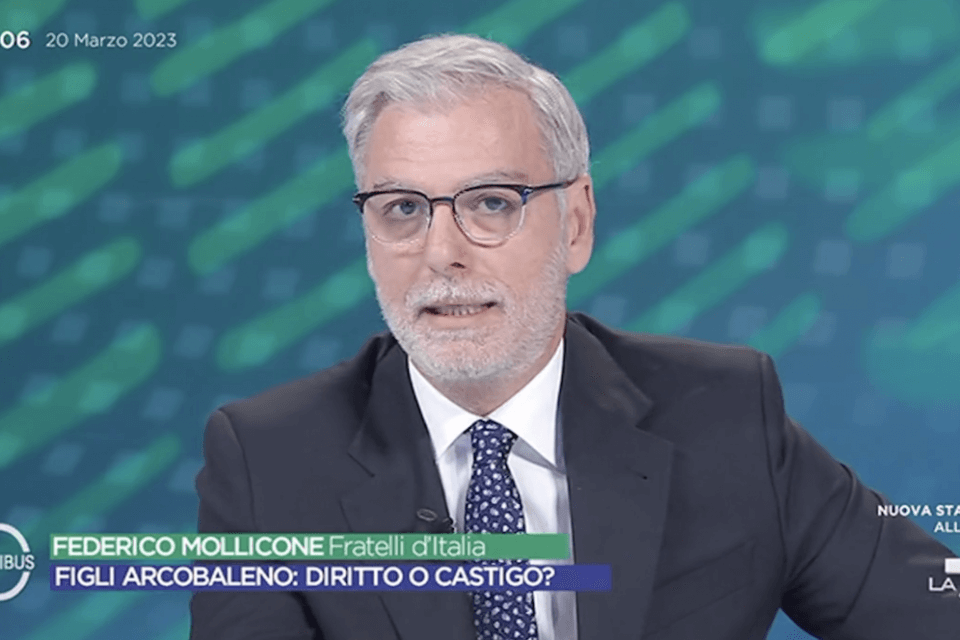 Federico Mollicone (FDI): “GPA reato più grave della pedofilia. Scelgono un figlio come la tinta di casa” – VIDEO