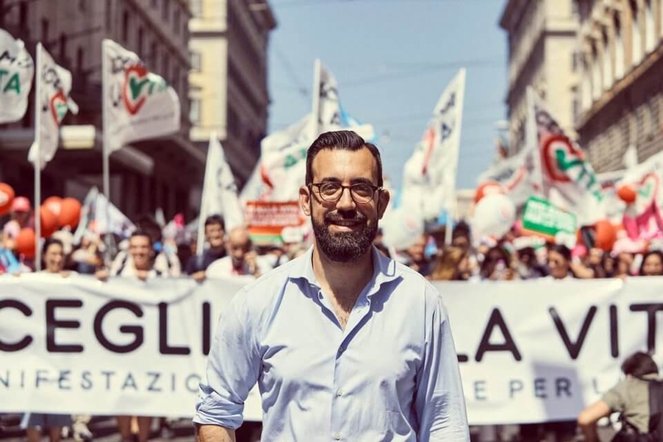 Pro Vita vs. Parlamento UE: “Gravissima e vergognosa ingerenza sulle trascrizioni dei figli delle coppie gay”