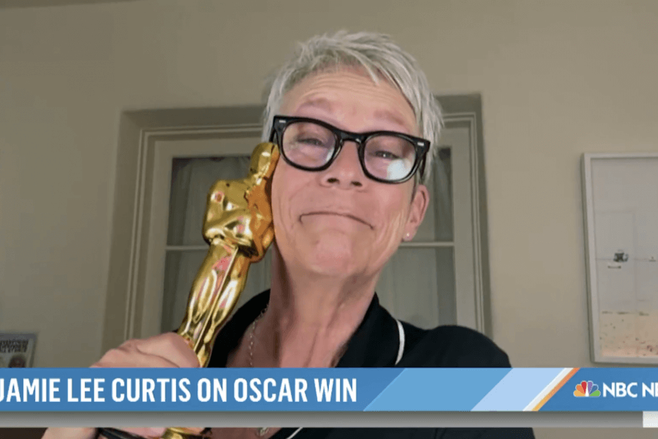 Jamie Lee Curtis in lacrime sostiene sua figlia transgender con l'Oscar appena vinto - VIDEO - Jamie Lee Curtis. - Gay.it
