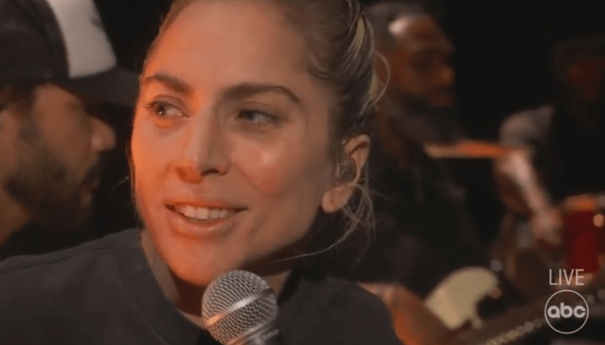 Oscar 2023, Lady Gaga struccata emoziona con il live di Hold My Hand – VIDEO