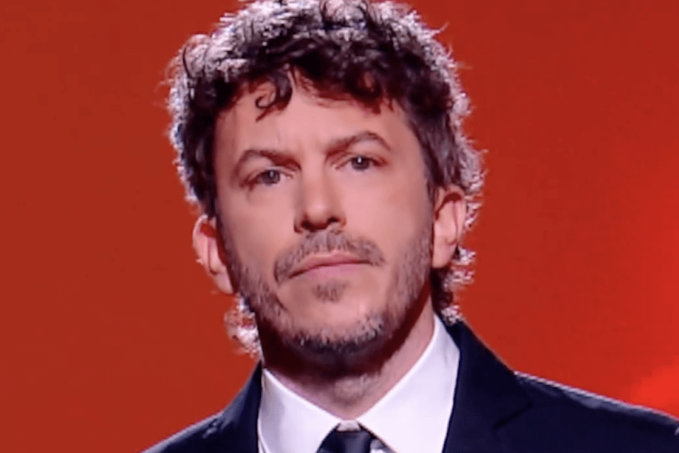 Leandro Emede e il potentissimo monologo a Le Iene: “I nostri figli sono qui, con noi e chiedono i loro diritti” – VIDEO