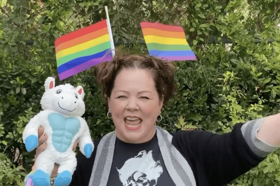 Melissa McCarthy in difesa degli spettacoli drag: “Esistono da sempre, retorica anti-queer pericolosa”