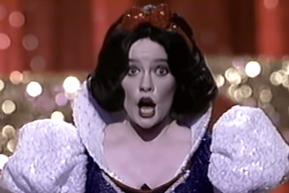 Allan Carr e il disastro Oscar 1989, “bar mitzvah gay” tra Biancaneve e trionfo camp che mise fine alla sua carriera