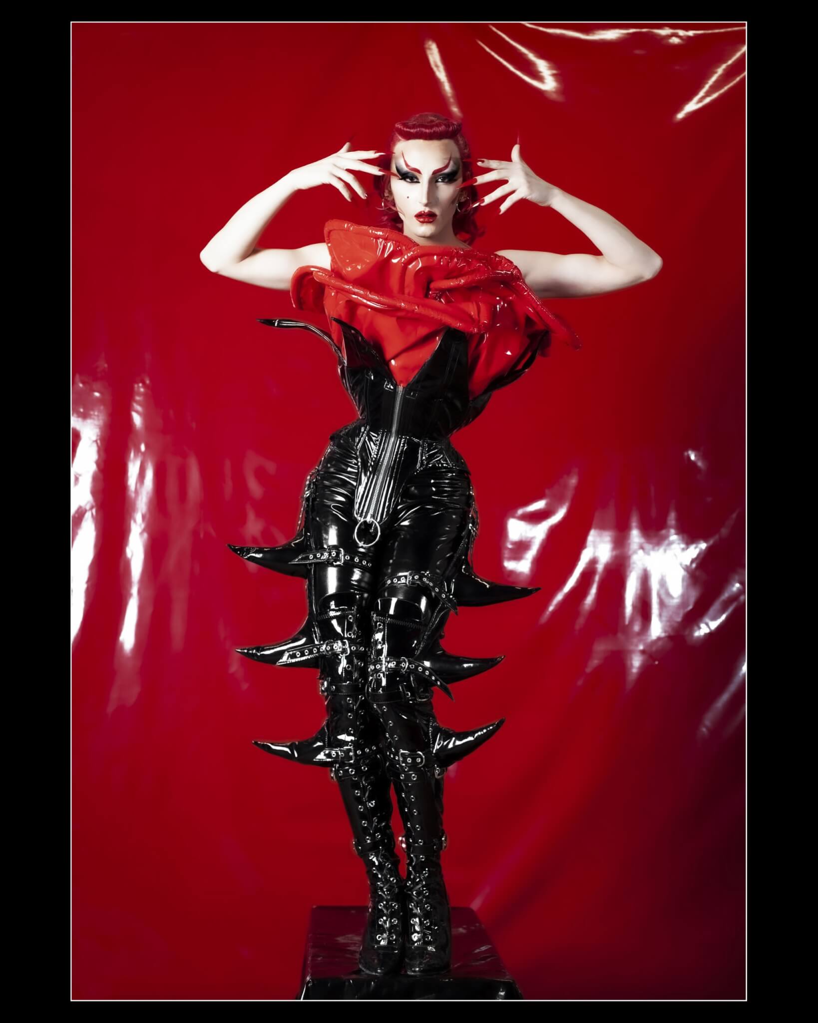 "Il drag è stata autoanalisi", parla Panthera Virus: "Sono la goth sex doll del drag italiano" - ROSA ROSSA 2 scaled - Gay.it