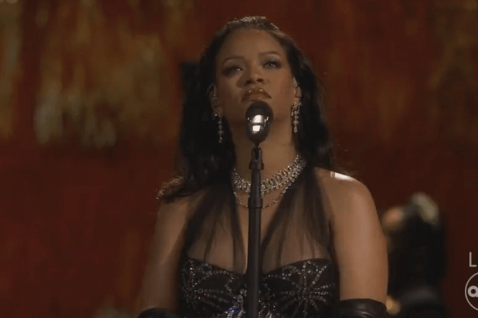 Oscar 2023, Rihanna da urlo live con Lift Me Up – VIDEO