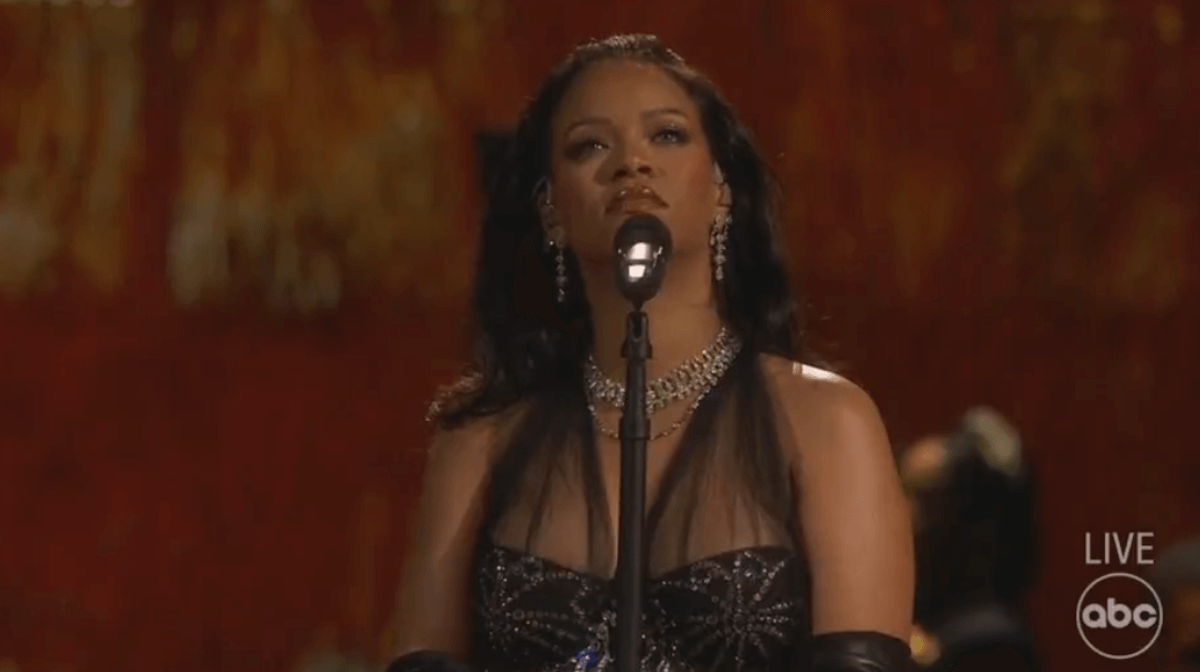 Oscar 2023, Rihanna da urlo live con Lift Me Up – VIDEO
