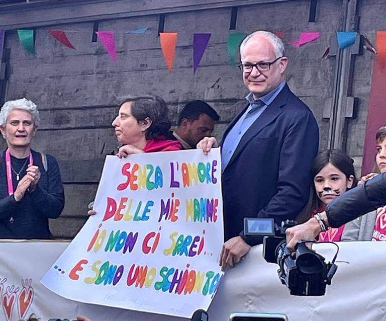Roma in piazza a sostegno delle Famiglie Arcobaleno “contro queste bestie che ci stanno governando” – VIDEO