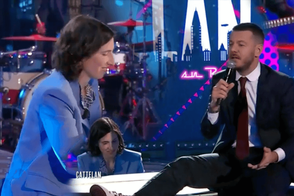 Elly Schlein suona Imagine con Alessandro Cattelan – VIDEO