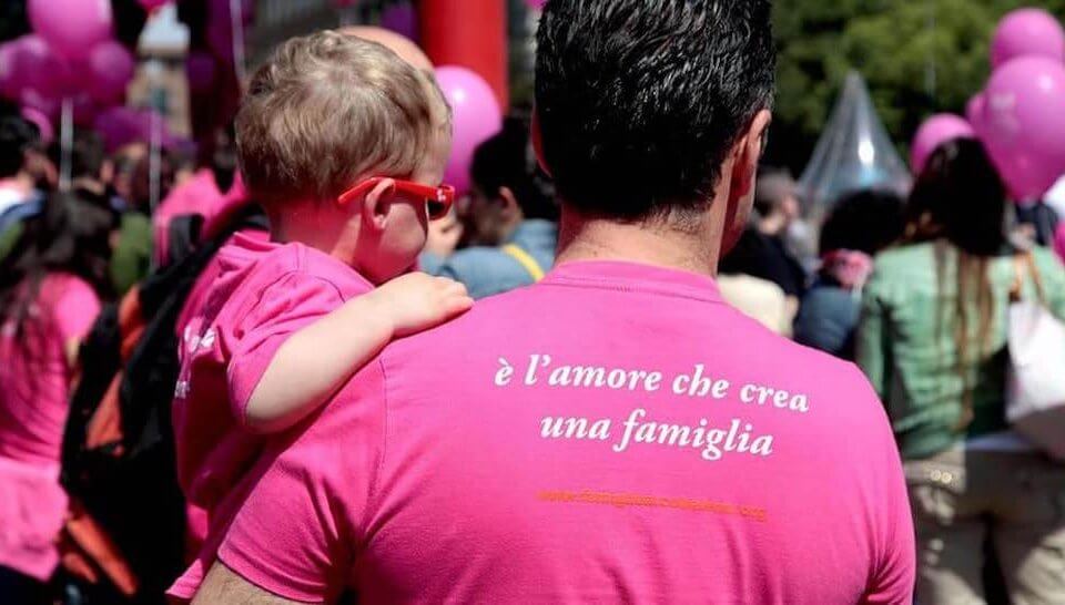 Scelta del cognome, non ci deve essere discriminazione per i figli delle famiglie omogenitoriali. La sentenza